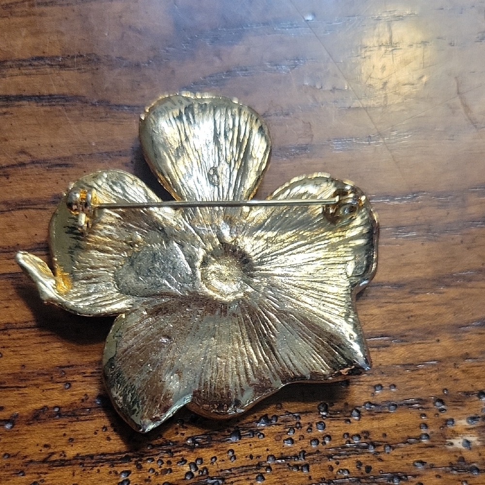 Vintage Goldtone Ivory & Green Enamel Flower Brooch - Picture 4 of 5